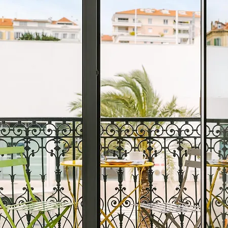 Yelo Lumiere Powered By Sonder Hotel