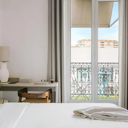 Hotel Yelo Lumière Centre Ville, Sonder By Marriott Bonvoy 4*